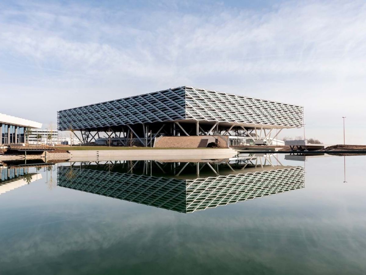 Thương hiệu Adidas của nước nào? Khám phá nguồn gốc, lịch sử & sức hút 3 sọc 