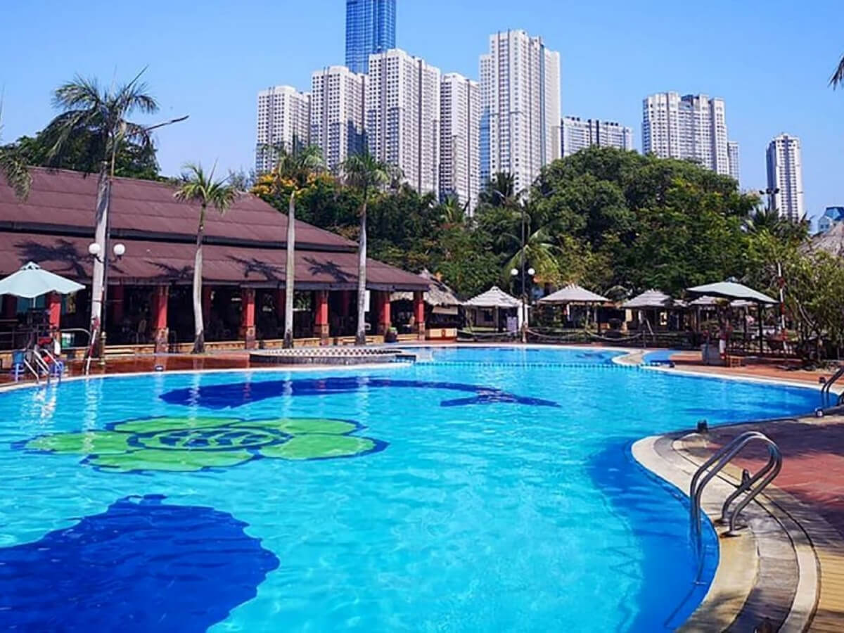 Hồ bơi khu du lịch Văn Thánh 