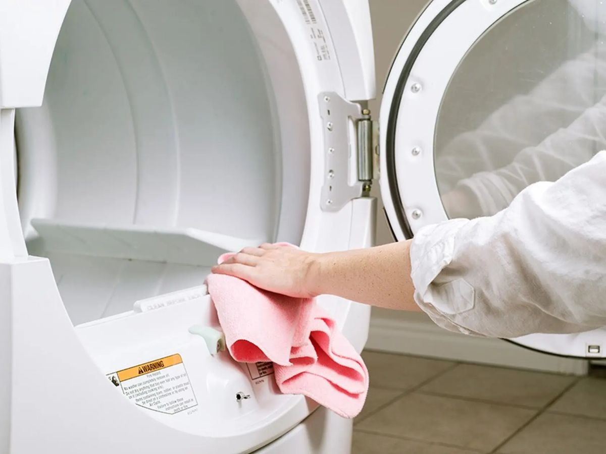 Vệ sinh thân máy sấy quần áo