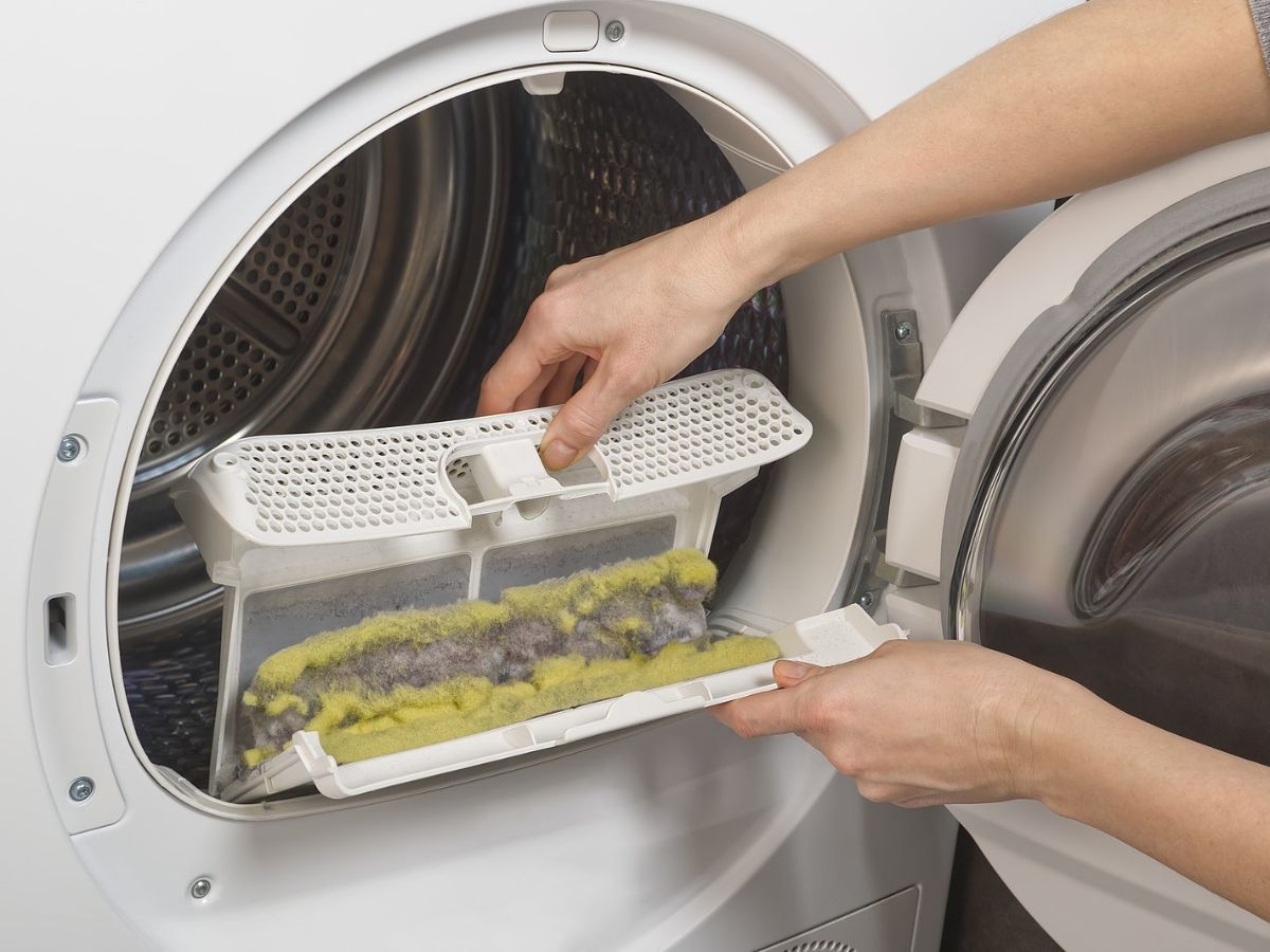 Vệ sinh lưới lọc máy sấy lồng ngang