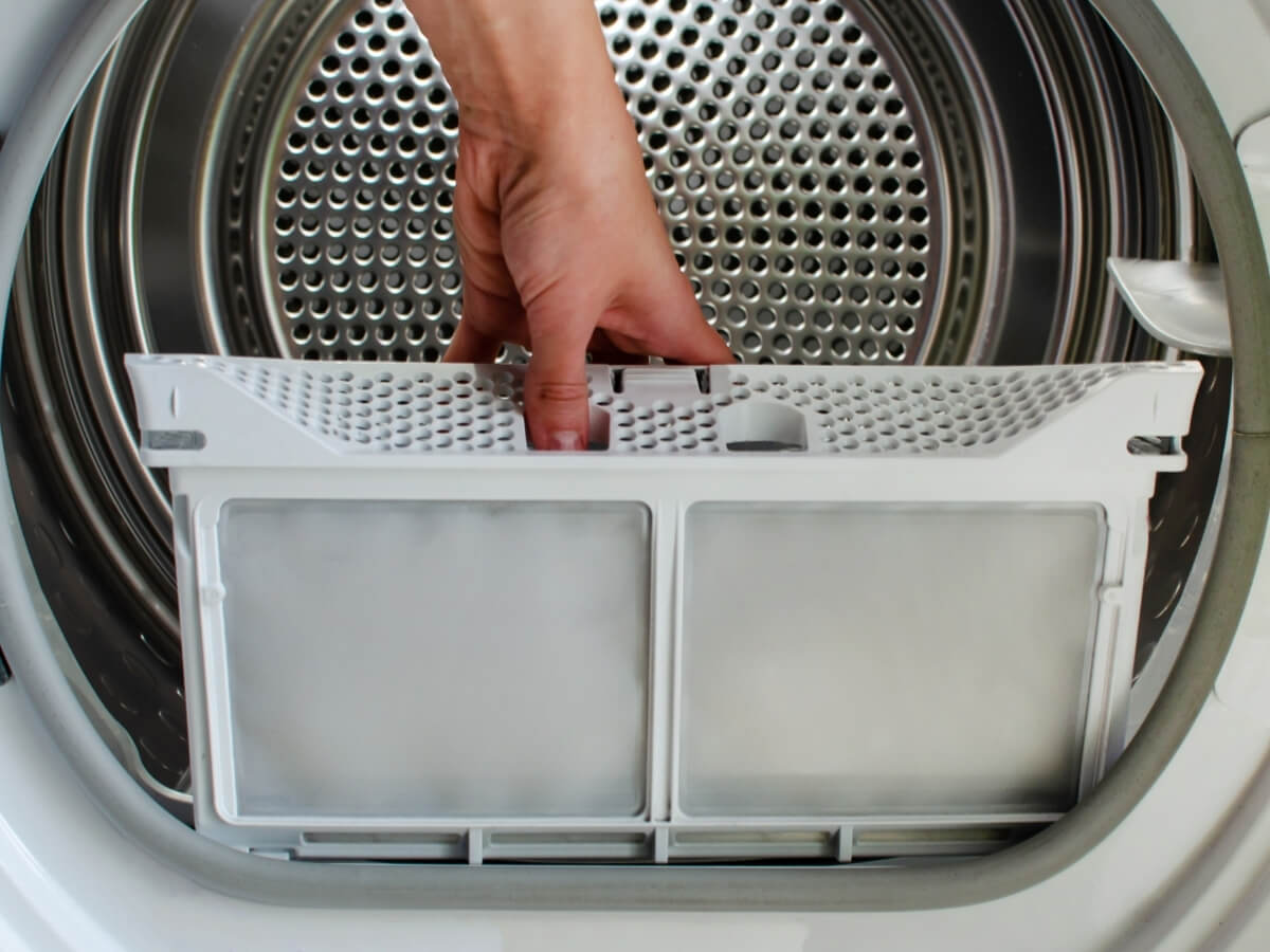 Cách khắc phục máy sấy quần áo rò rỉ nước hoặc có mùi lạ