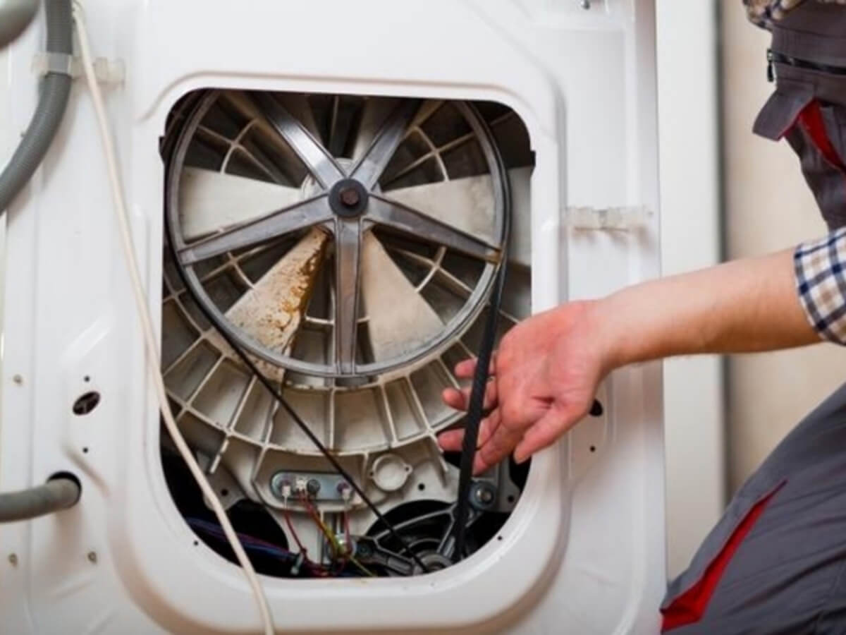 Máy sấy quần áo kêu to hoặc rung mạnh do đặt lệch, quần áo không đều hoặc trục bị lệch