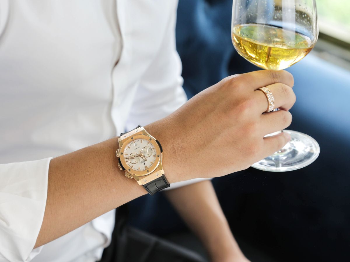 Cách chọn đồng hồ nam theo màu da