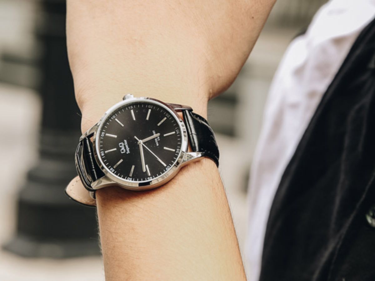 Người da sáng tông lạnh đeo đồng hồ theo da