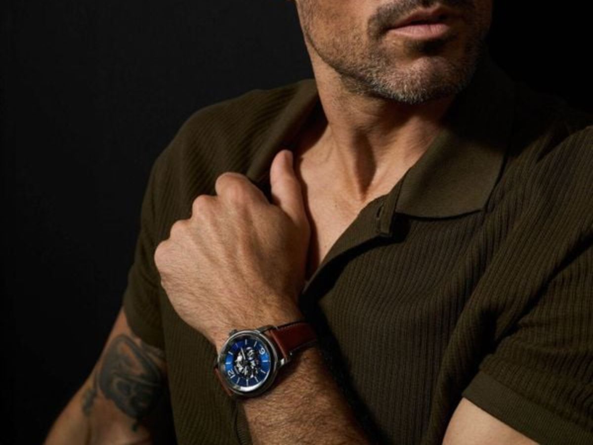 Người có làm da ngăm đeo đồng hồ theo tone da