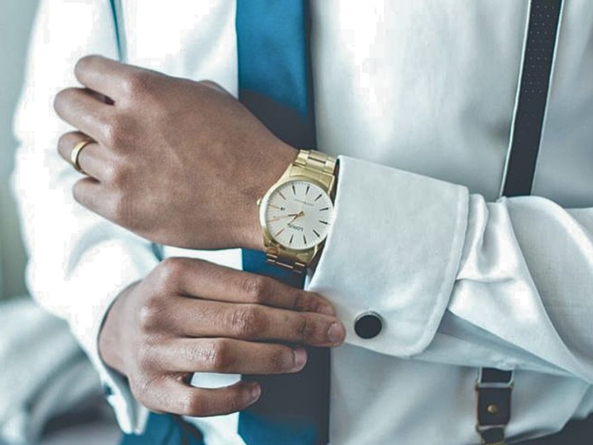 Người mẫu mặc áo sơ mi làm nổi bật chiếc đồng hồ dây da thanh lịch trên cổ tay