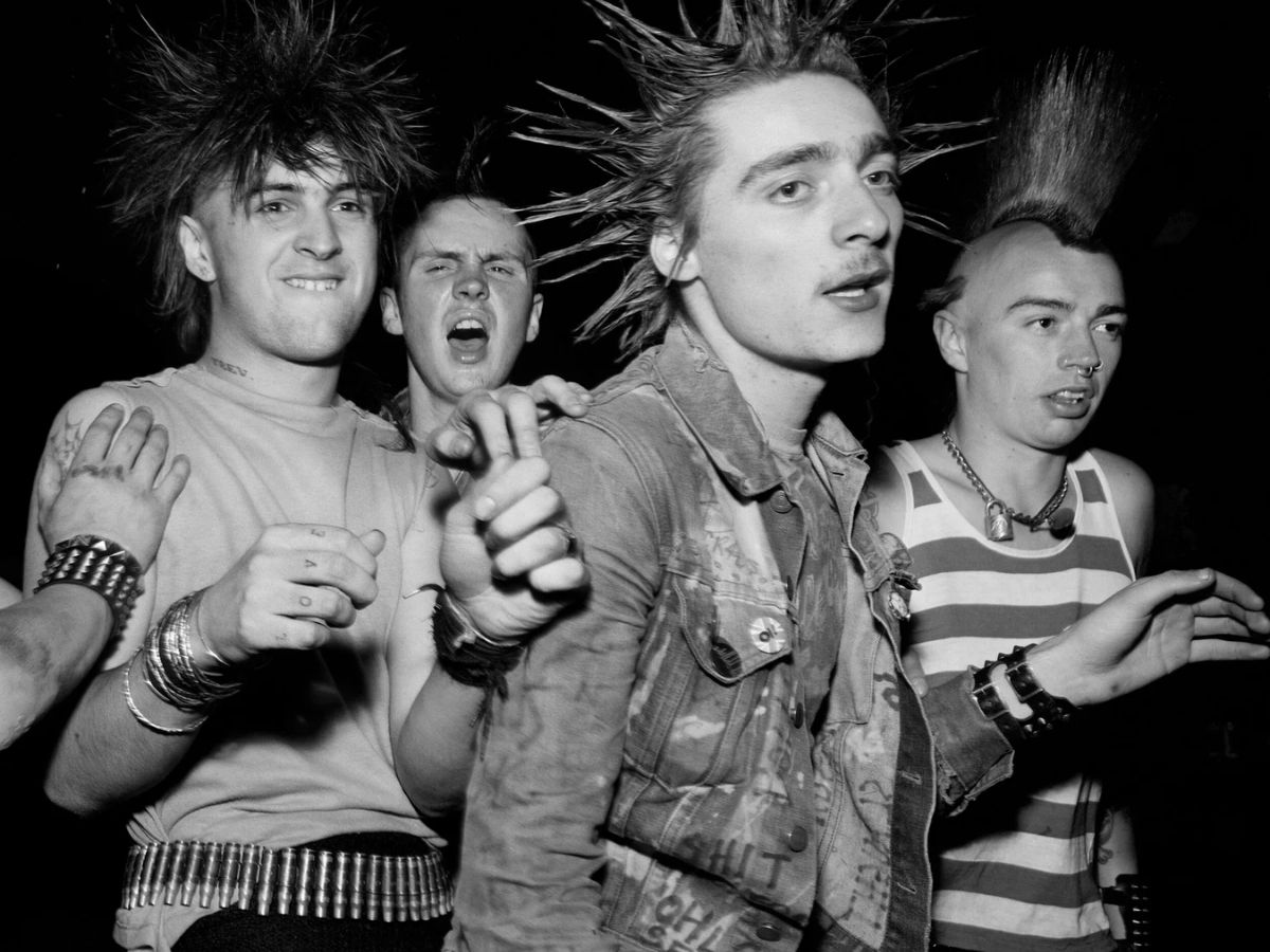 Anarcho-punk – thời trang punk thuần chay, tóc Mohawk nổi bật