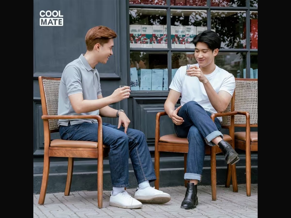 Mặc các sản phẩm Coolmate được nhắc đến trong bối cảnh đời thường, năng động