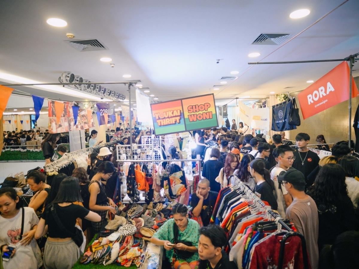 Hình ảnh không khí của một phiên chợ The New District sôi động, đông đúc