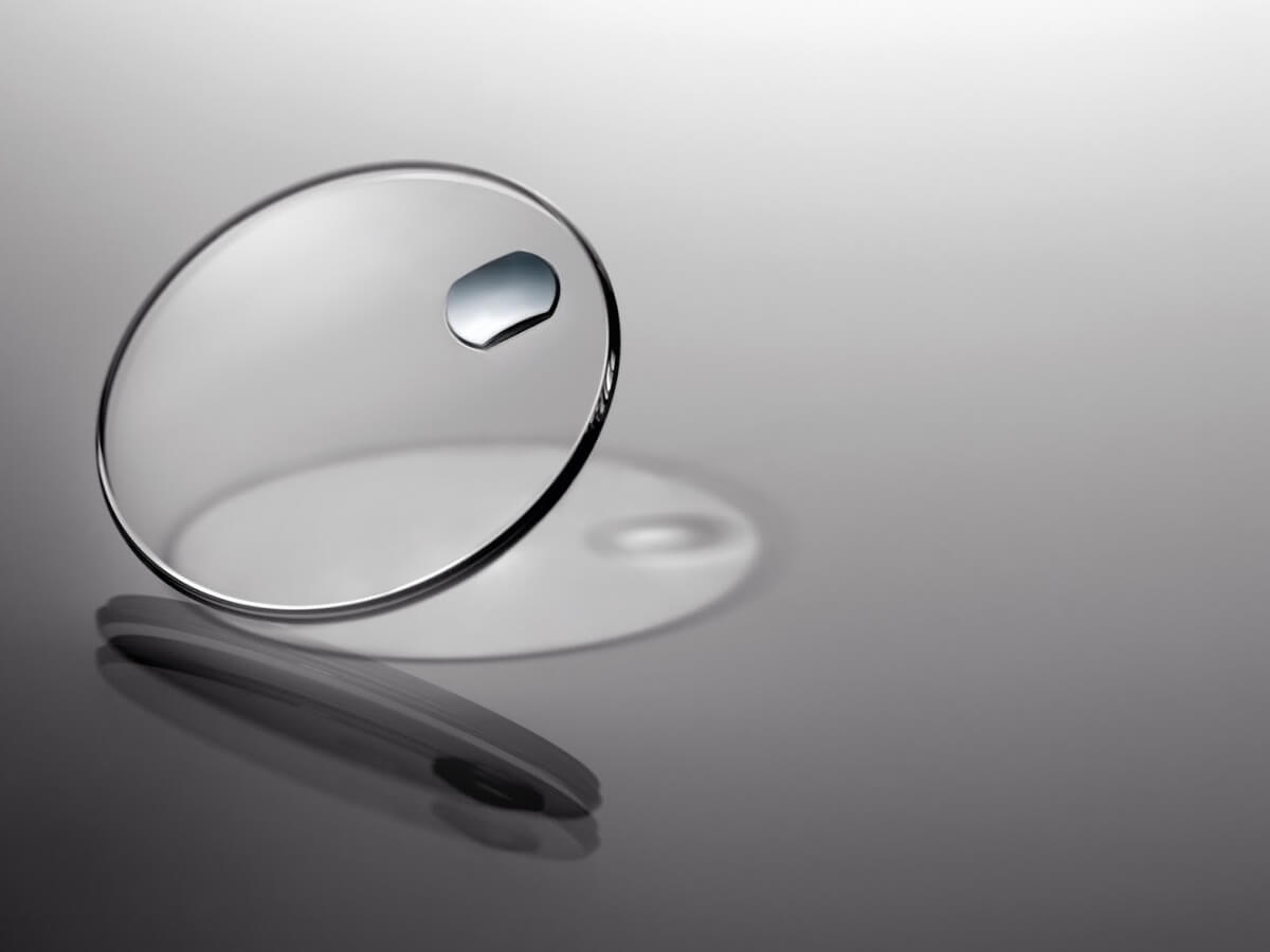 mặt kính sapphire là sapphire nhân tạo được tạo thành từ bột nhôm oxit nung ở nhiệt độ cực cao