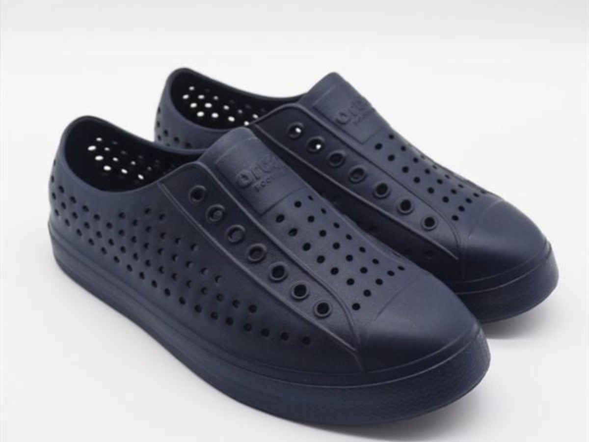 Giày nhựa nam là gì?