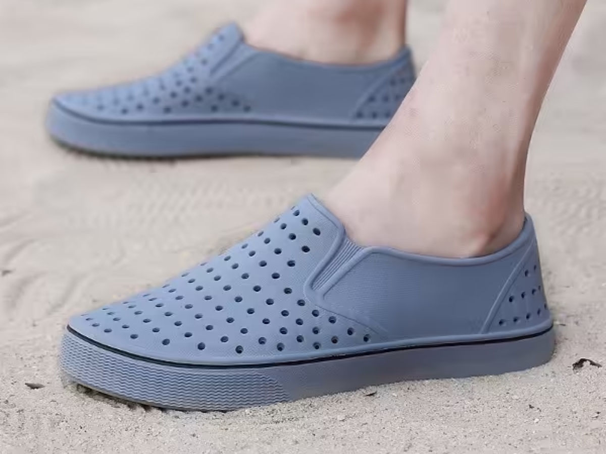 Giày nhựa nam là gì?