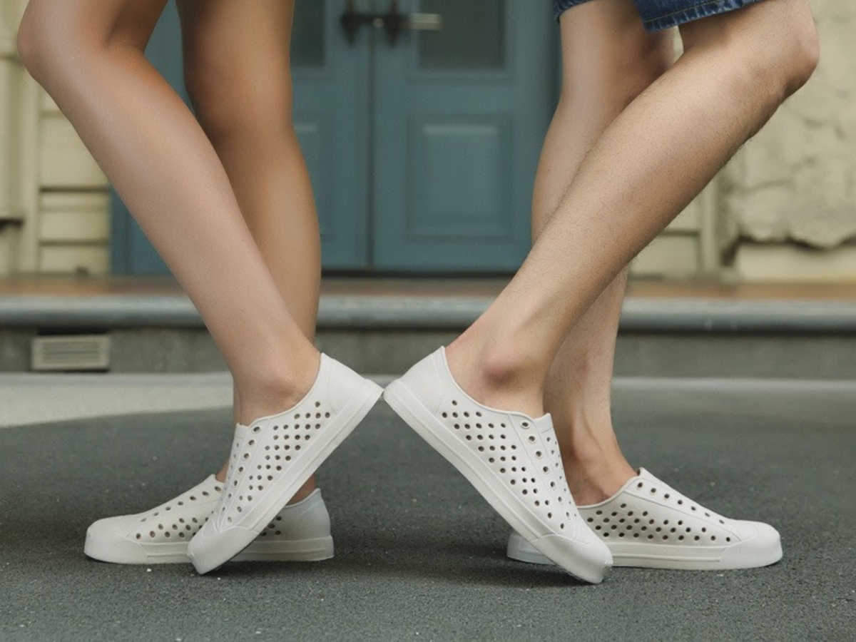 Giày nhựa nam là gì?