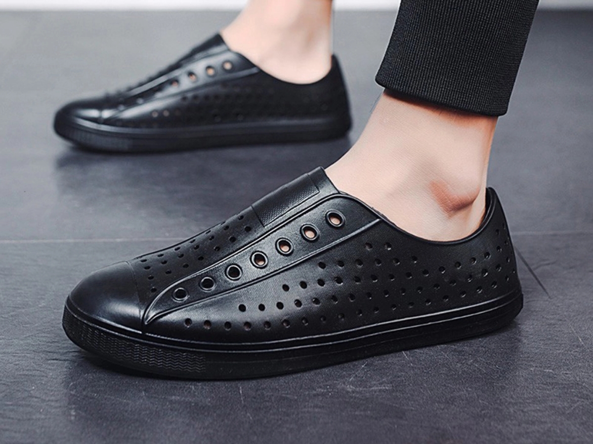 Giày nhựa nam là gì?