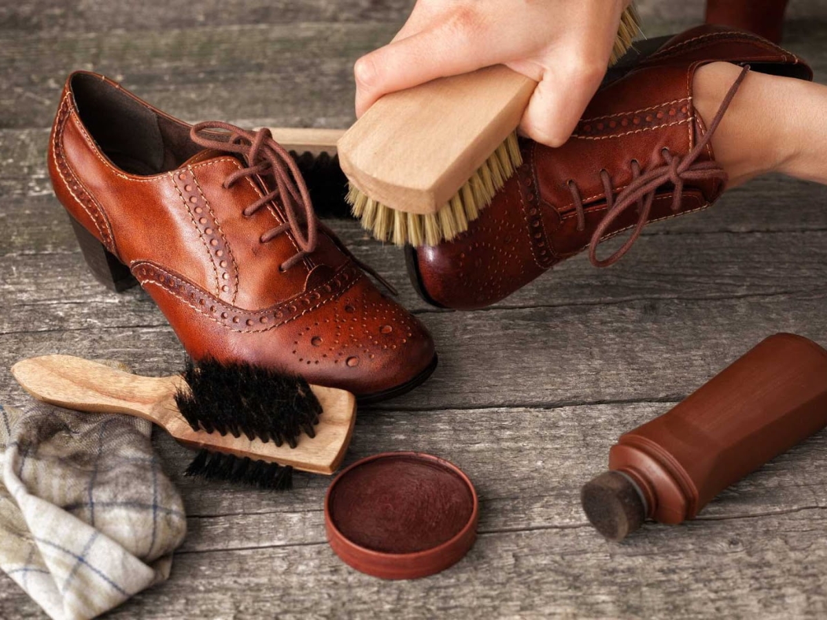 Giày nhựa nam là gì?