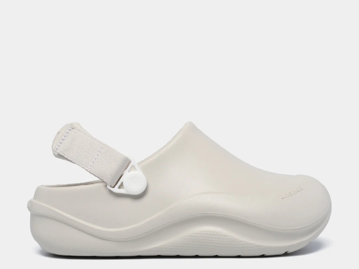 Giày nhựa nam là gì?