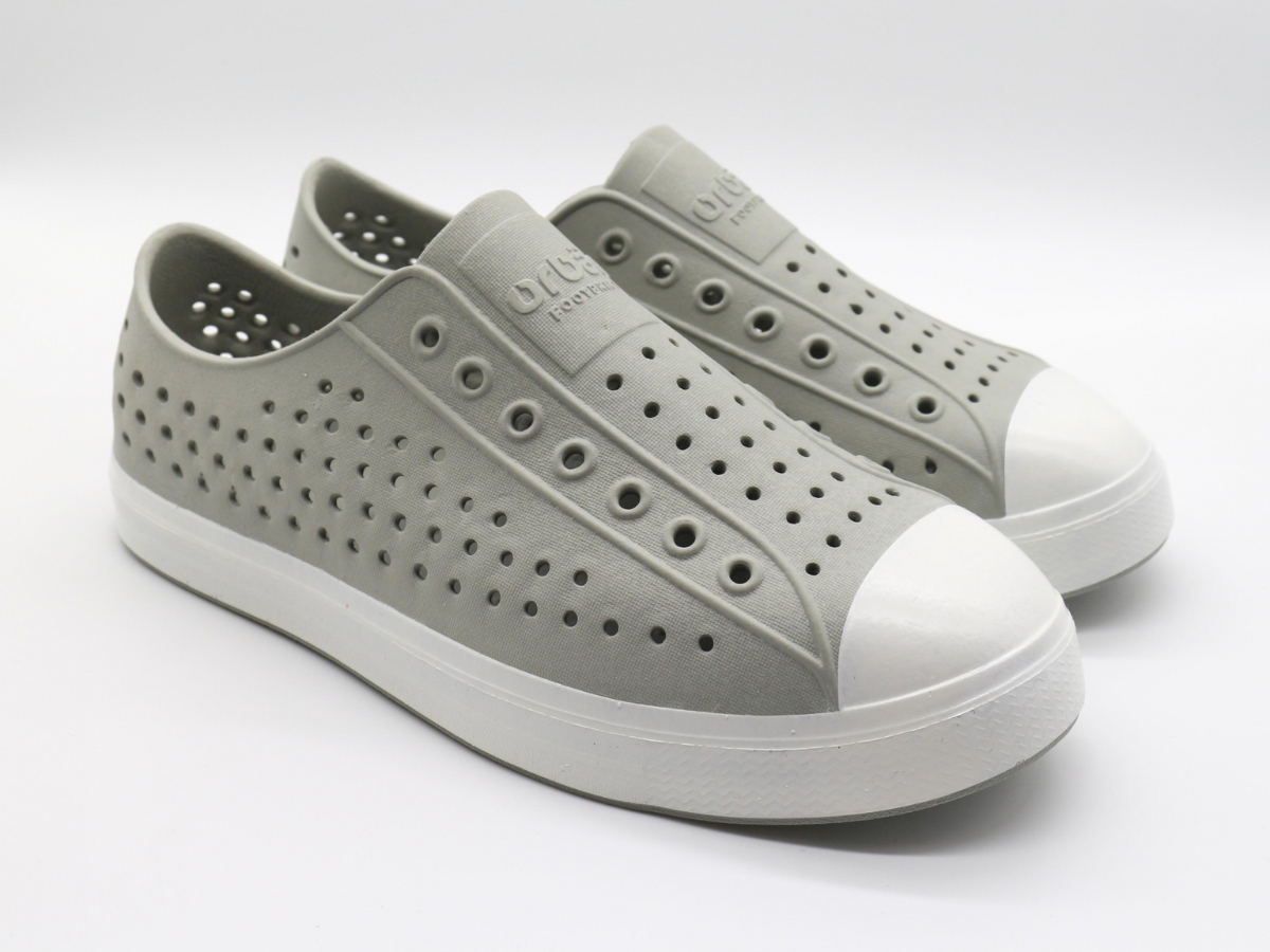 Giày nhựa nam là gì?