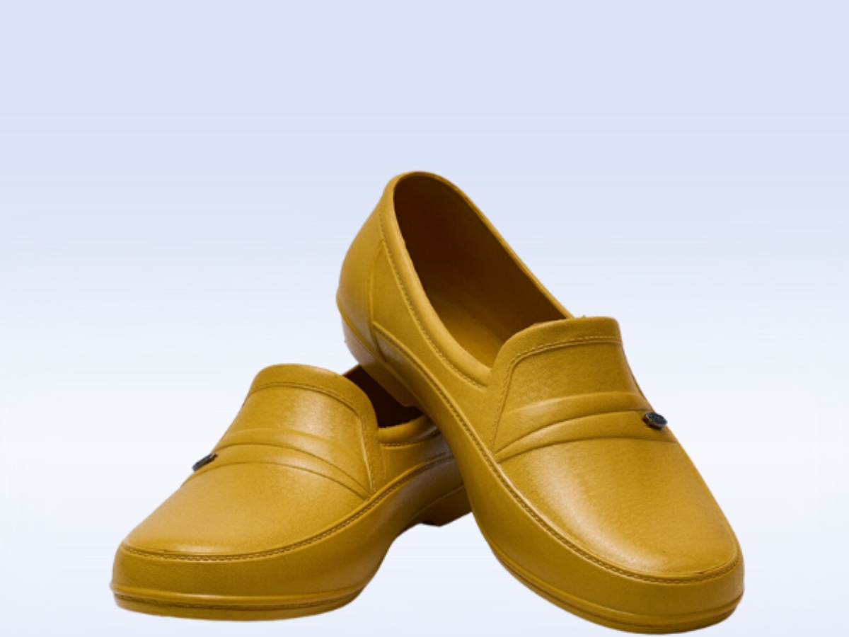 Giày nhựa nam là gì?