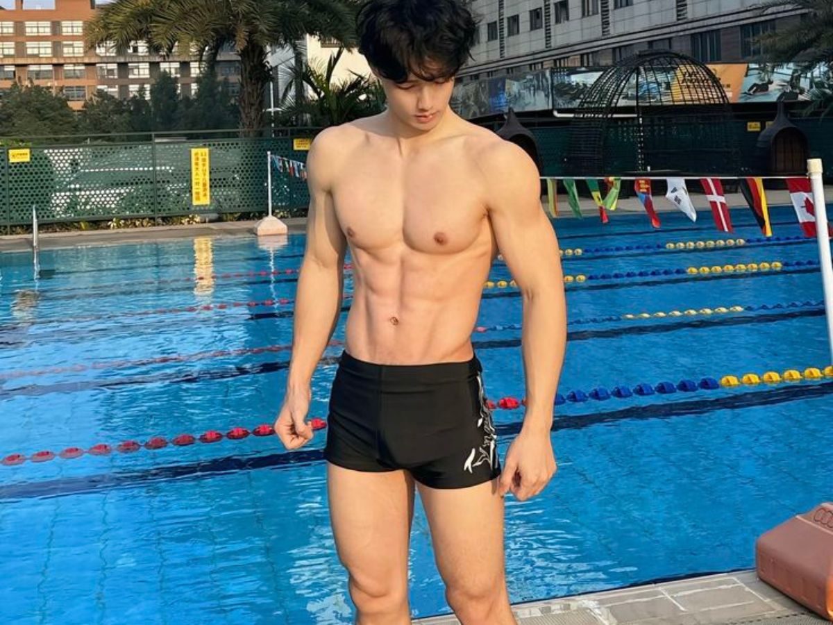 Mặc một chiếc quần lót ngắn bên ngoài Jockstraps