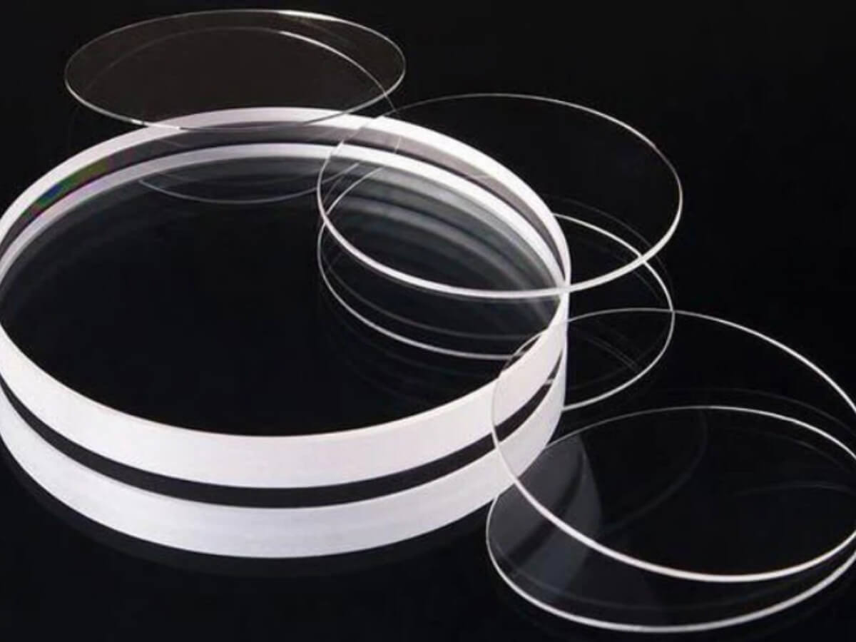 Mặt kính đồng hồ Mineral Crystal bền, chống va đập, phổ biến ở đồng hồ tầm trung