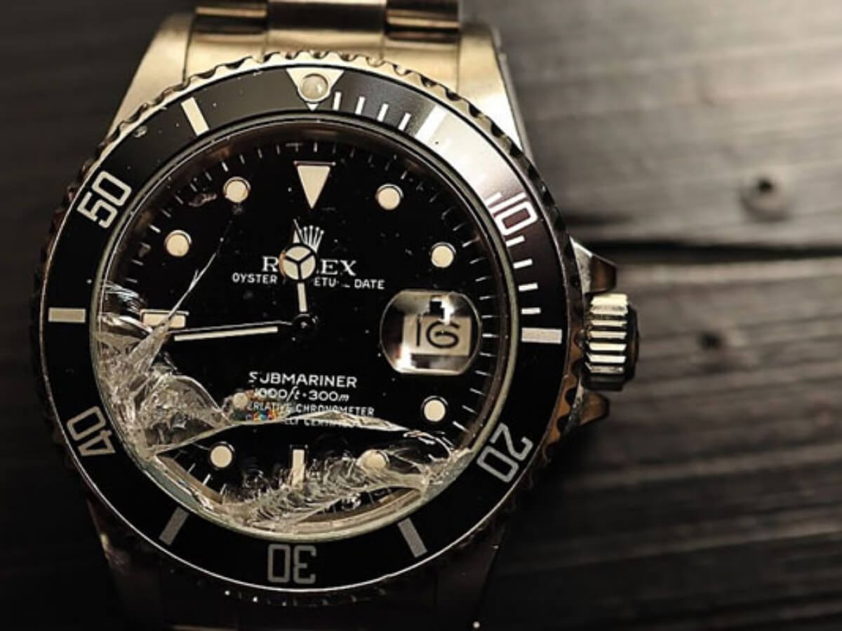 Kính Mineral chịu va đập vừa phải, dễ nứt khi tác động mạnh