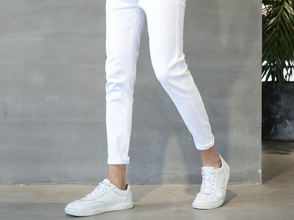 Form quần trắng kiểu straight-fit, loose-fit hay wide-fit rộng rãi phù hợp cho nam giới