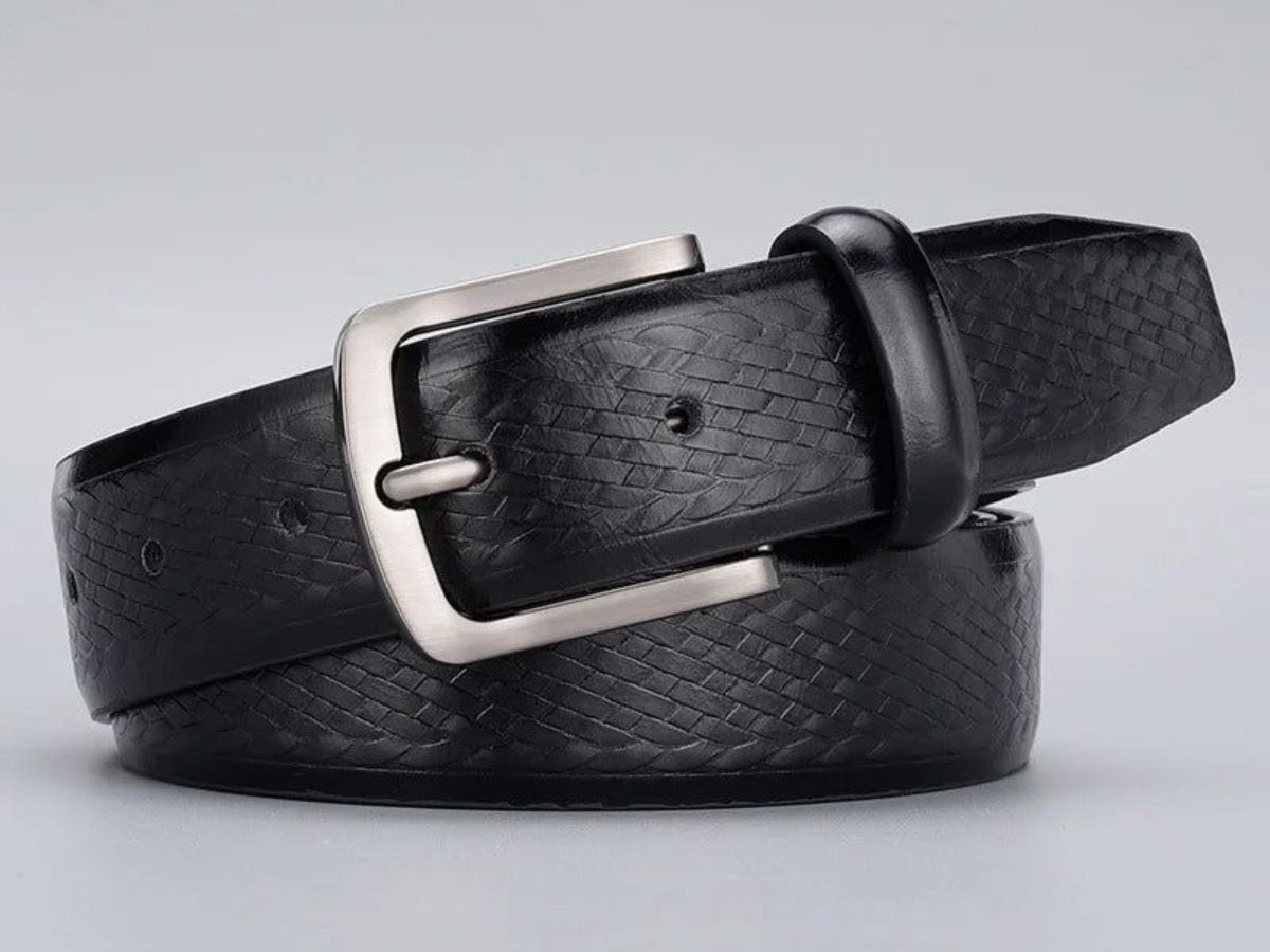 Thắt lưng cũng là phụ kiện không thể thiếu khi anh em mặc vest