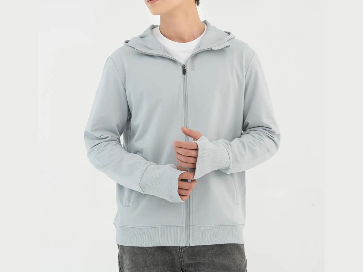 Một trong những món trang phục đi du lịch tuổi trung niên quan trọng nhất đó chính là chiếc áo khoác đi nắng