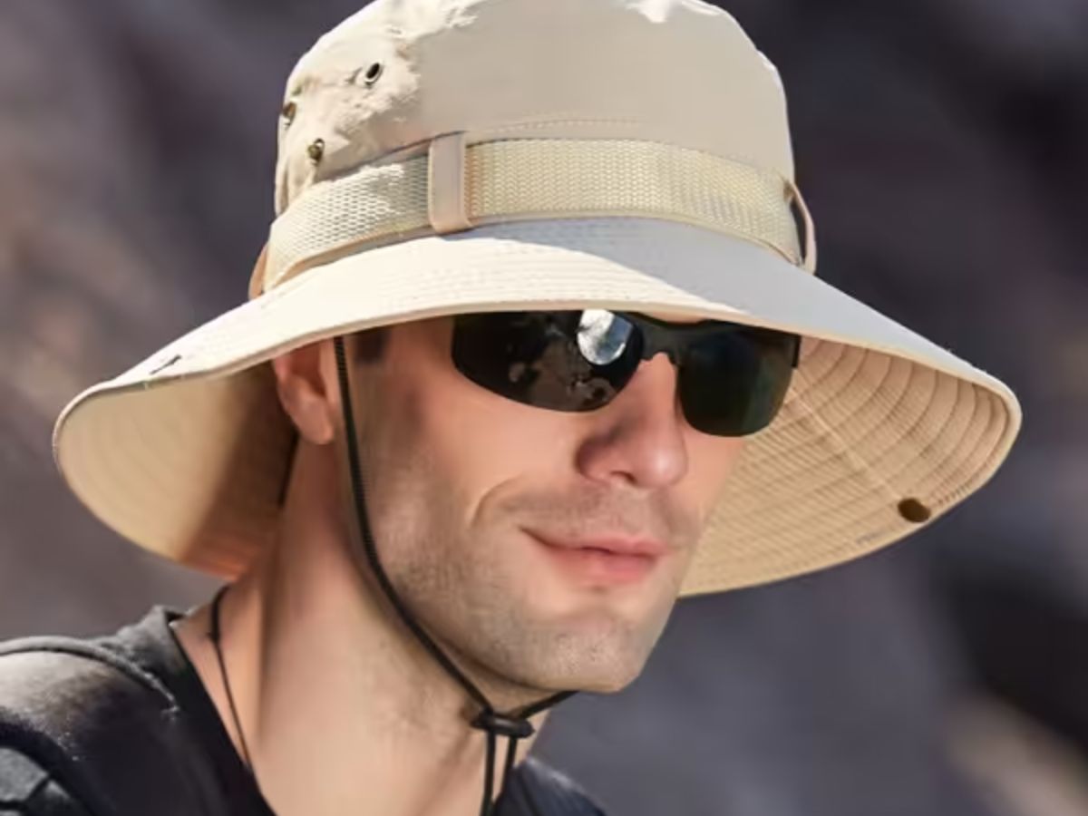 Đừng quên sắm sửa một chiếc mũ có phần vành rộng che nắng để đảm bảo sức khỏe cho bản thân