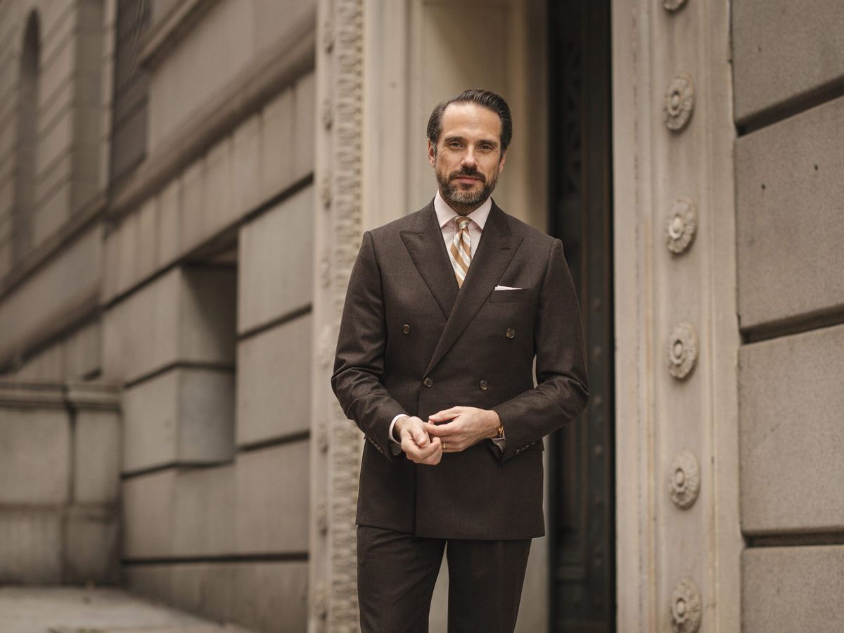 Chất liệu suit dày dặn sẽ khiến quý ông cảm thấy không thoải mái khi đi du lịch