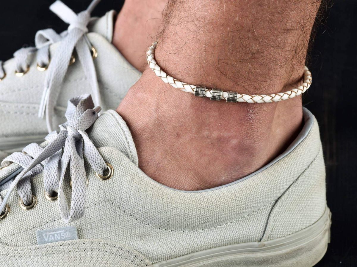 Đeo vòng chân đúng cách thể hiện phong cách và mang đến may mắn