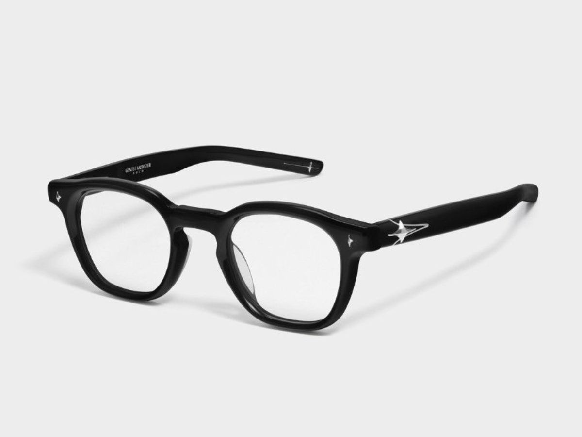 Kính gọng vuông bo tròn cũng rất hợp cho anh em gương mặt vuông