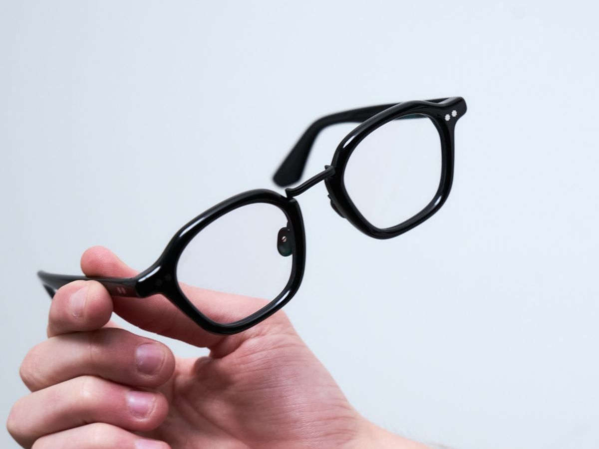 Nên chú trọng chất liệu để đảm bảo sự bền bỉ cho kính