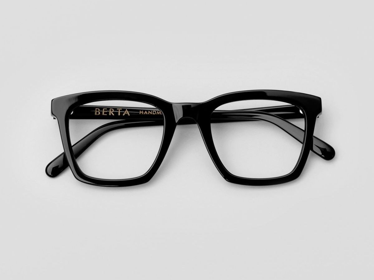 Nên trực tiếp trải nghiệm để chọn được mẫu kính phù hợp gương mặt