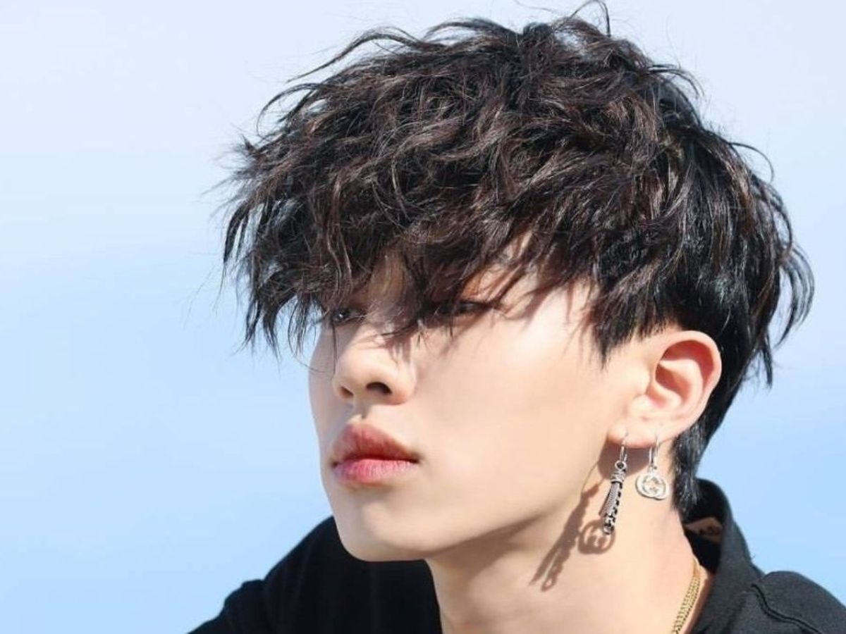 Với các lọn tóc xoăn tít đầy cá tính, Two Block uốn con sâu mang đến vẻ ngoài nổi bật và có phần nổi loạn