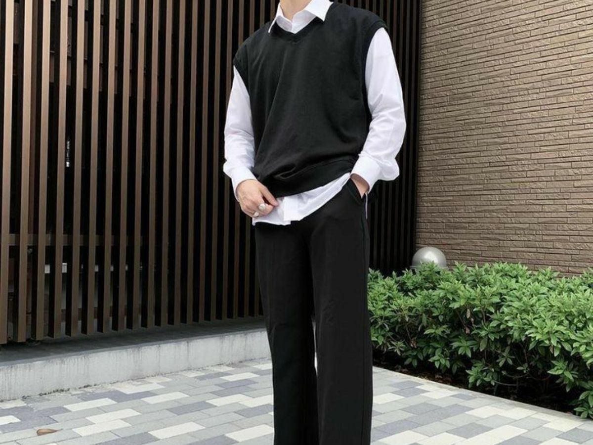 Phối đồ layer cực chất với gile len và áo sơ mi trắng