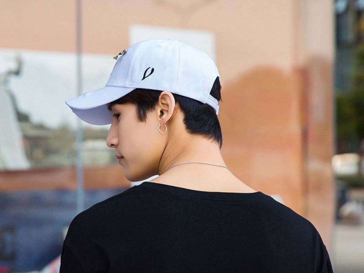 Mũ lưỡi trai mang lại vẻ bí hiểm và cuốn hút