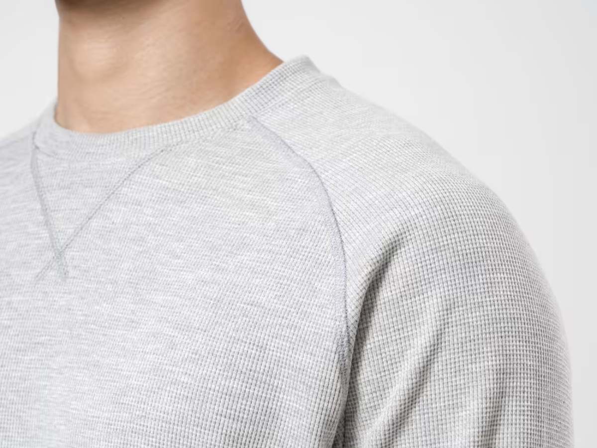 Chất liệu vải nỉ chân cua áo sweater Coolmate