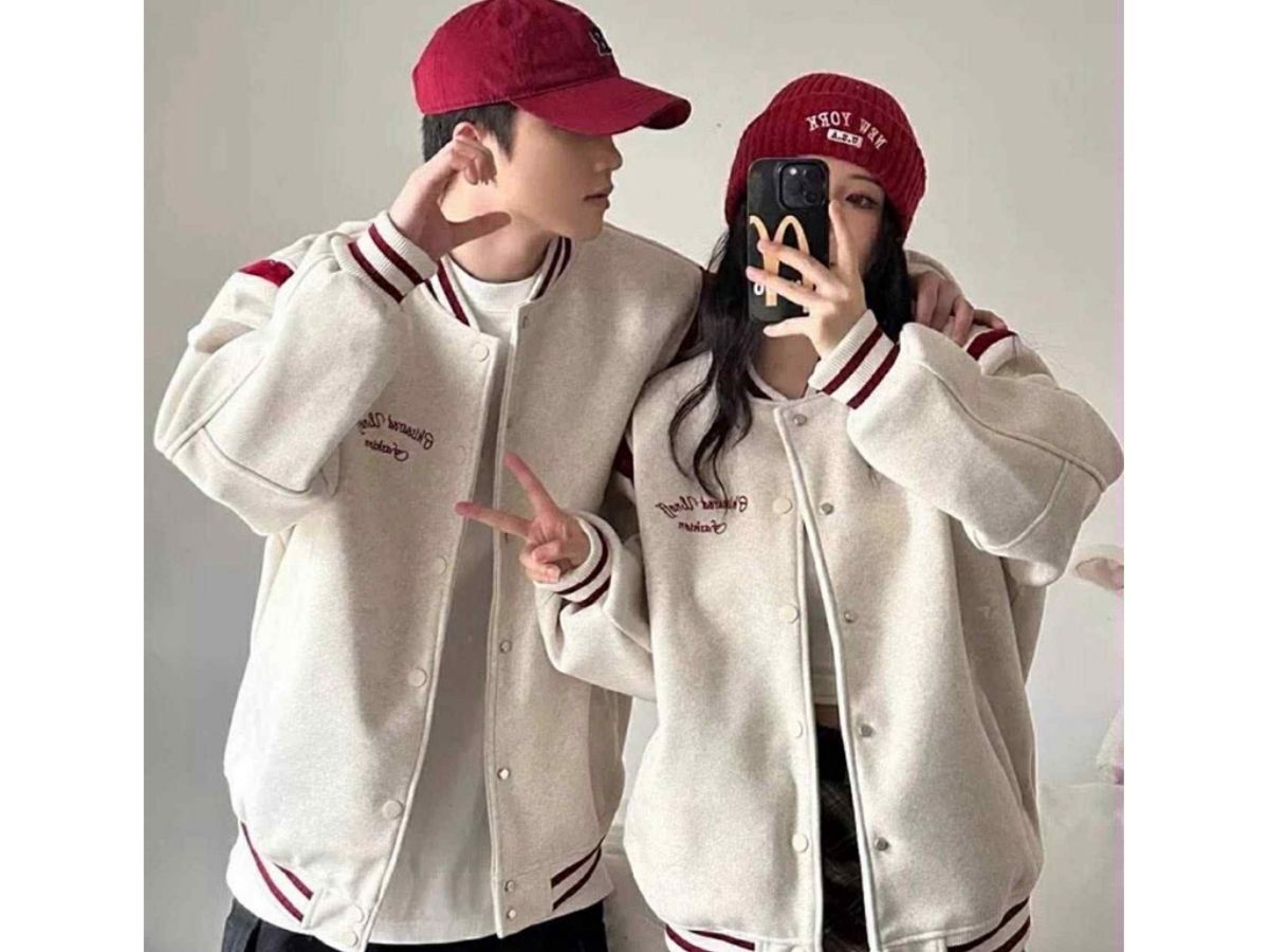 Cặp đôi nam-nữ cùng mặc bomber của The Kooples thể hiện tinh thần unisex