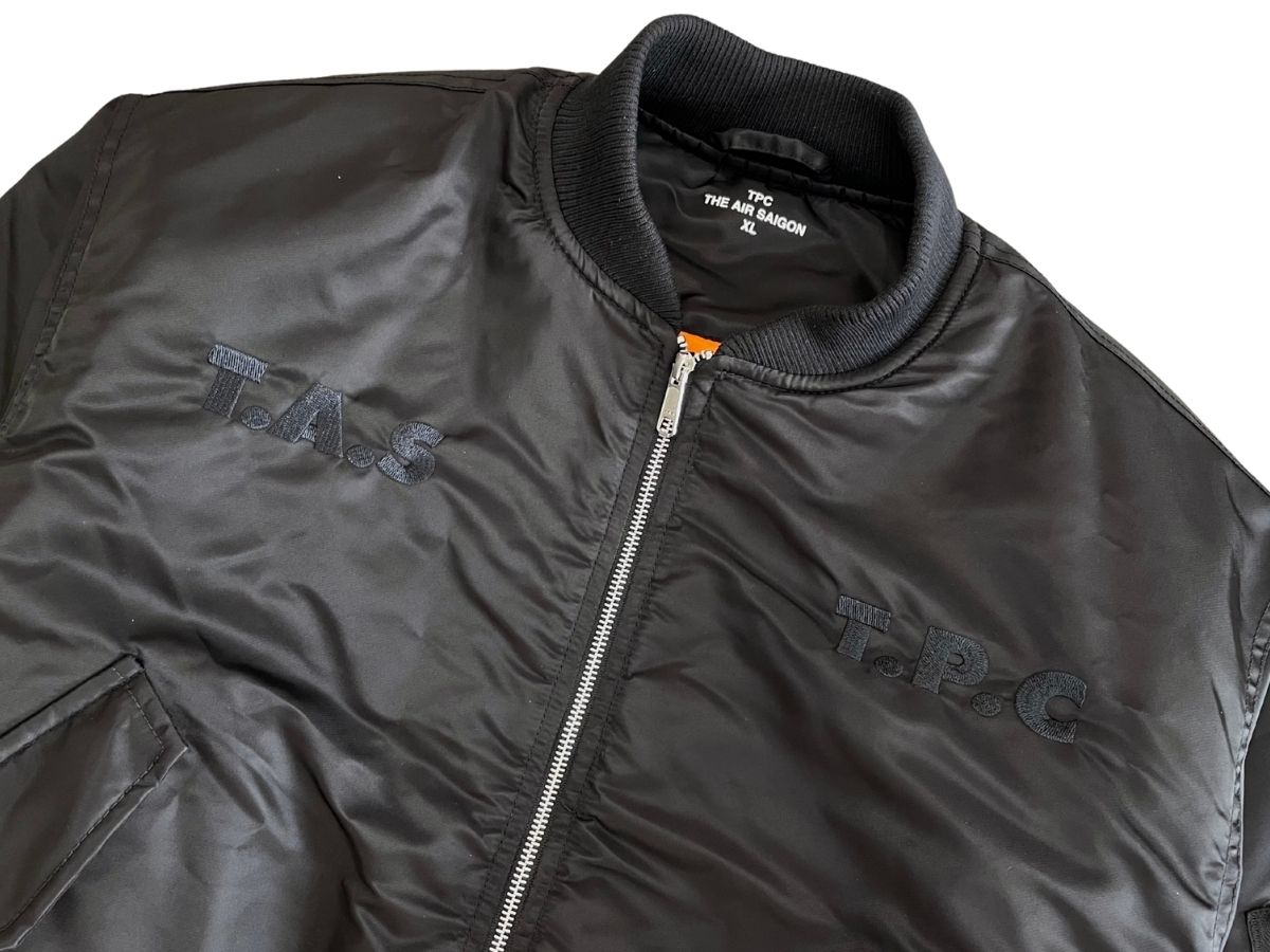 Cận cảnh tem mác và đường may của một sản phẩm bomber chính hãng