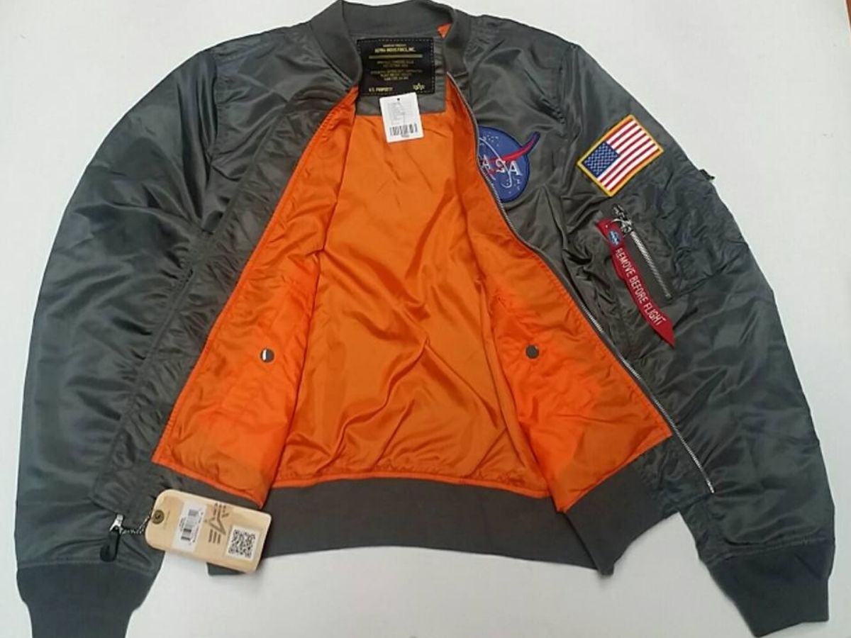 Áo khoác bomber MA-1 của Alpha Industries, lộn trái để lộ lớp lót màu cam đặc trưng