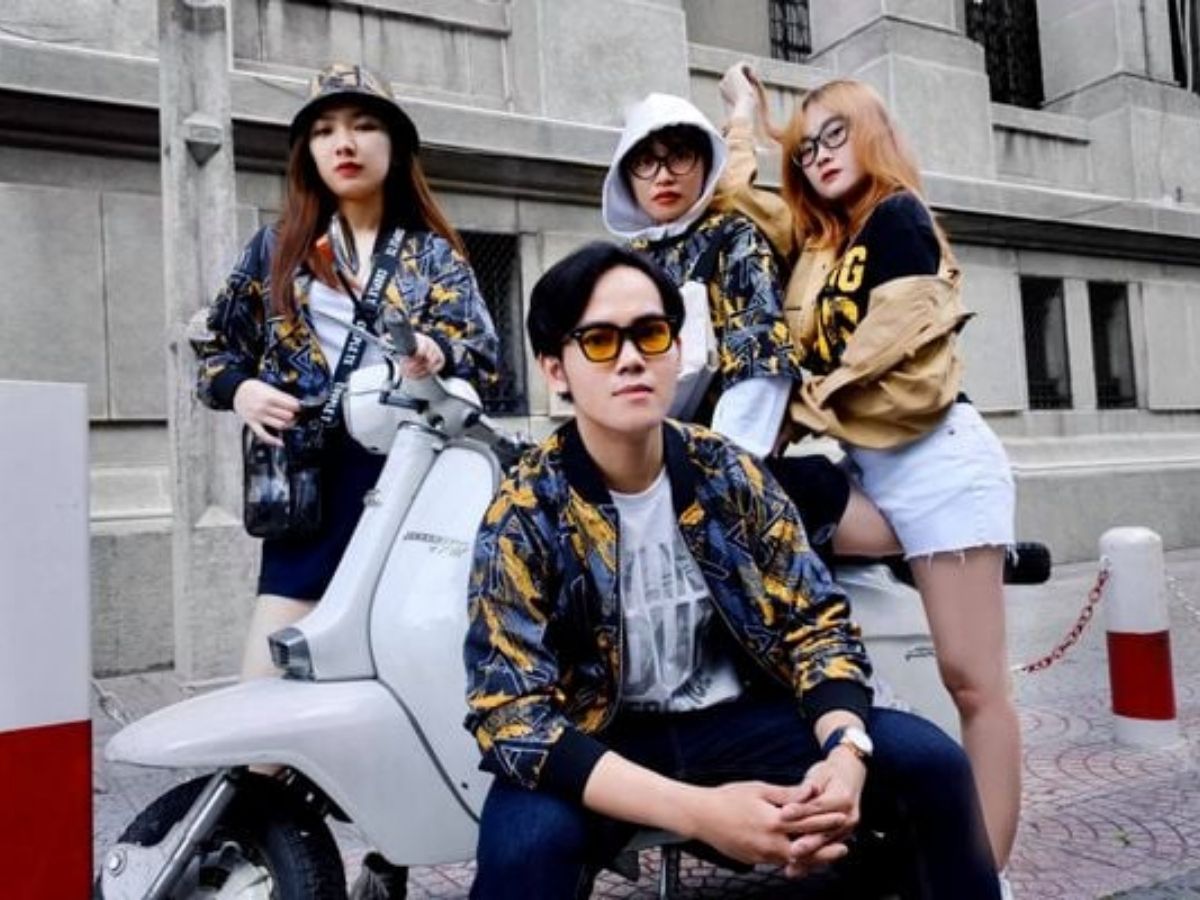 Người mẫu nam và nữ mặc áo khoác bomber với phong thái tự tin, hiện đại trên đường phố