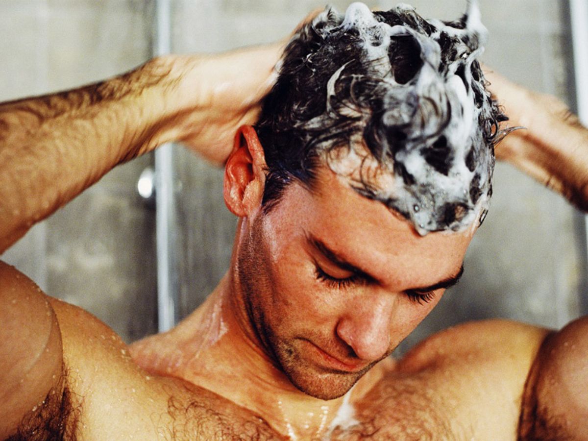 Gội đầu quá sớm và dùng nước nóng quá nhiều