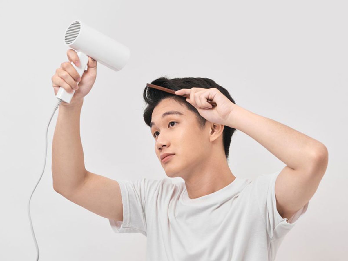 Sấy tóc sai cách khiến tóc khô xơ và dễ gãy rụng