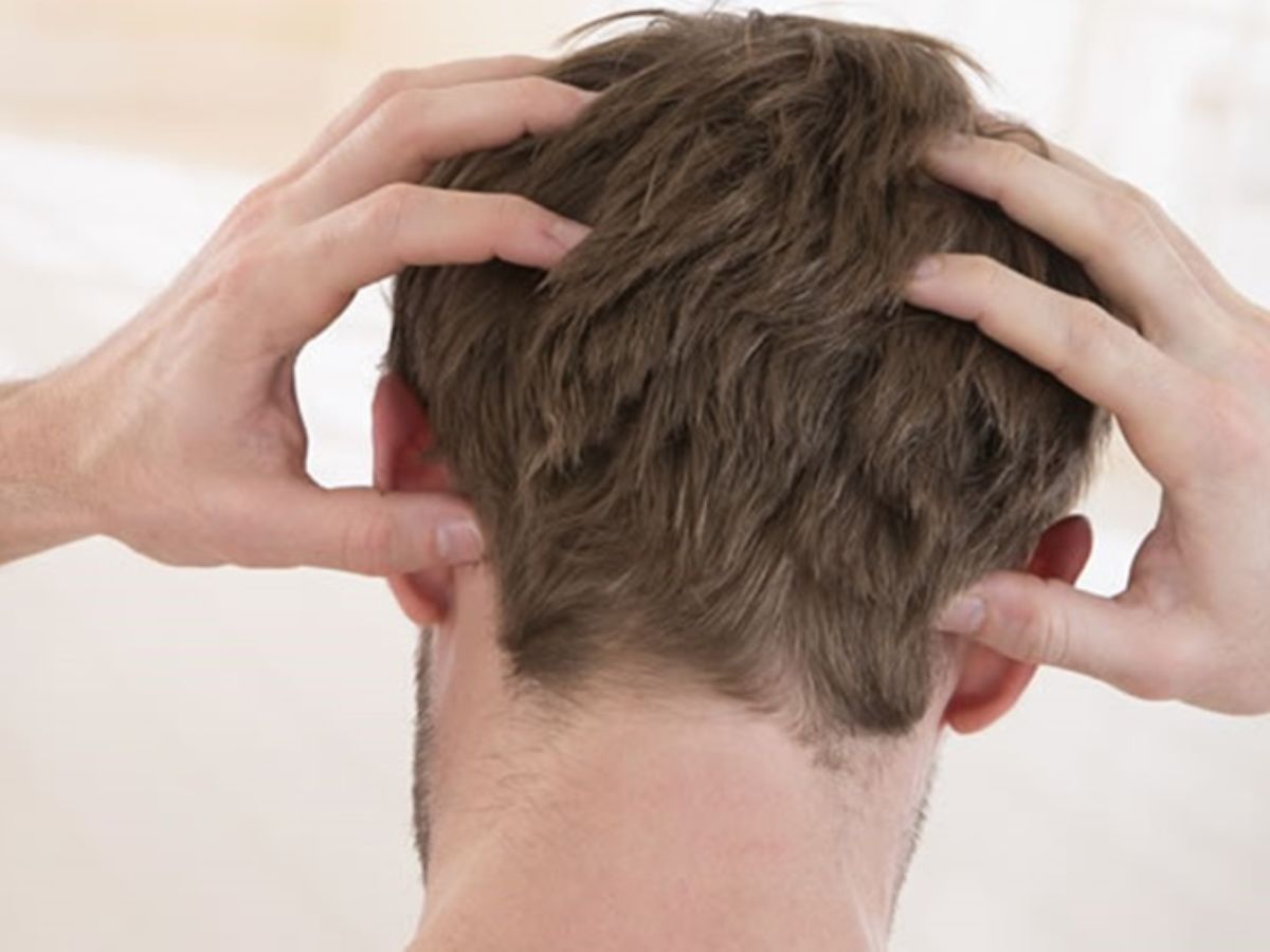 Chải tóc khô, vuốt tóc quá nhiều và không cắt tỉa định kỳ