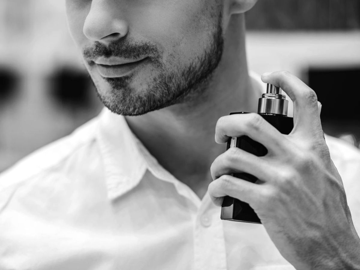 Sau gáy là điểm giúp nước hoa lưu hương tốt hơn