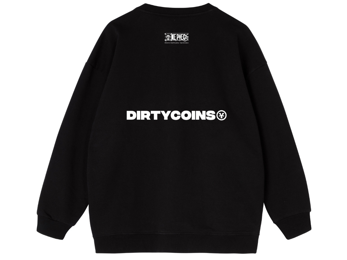Chi tiết logo đồng xu của Dirty Coins trên ngực áo sweater đen