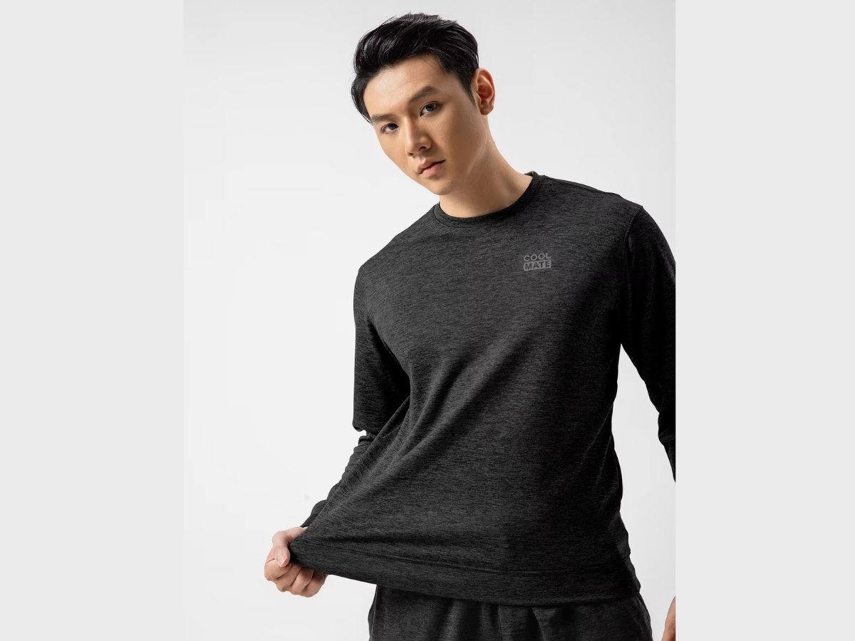 Áo sweater đen basic của Coolmate co giản, mịn màng