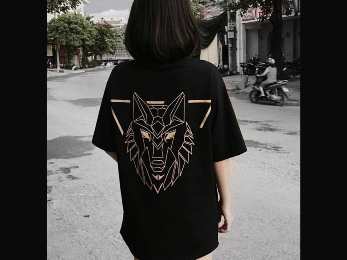 Áo sweater đen của HADES với graphic sư tử lớn ở sau lưng, phong cách đường phố