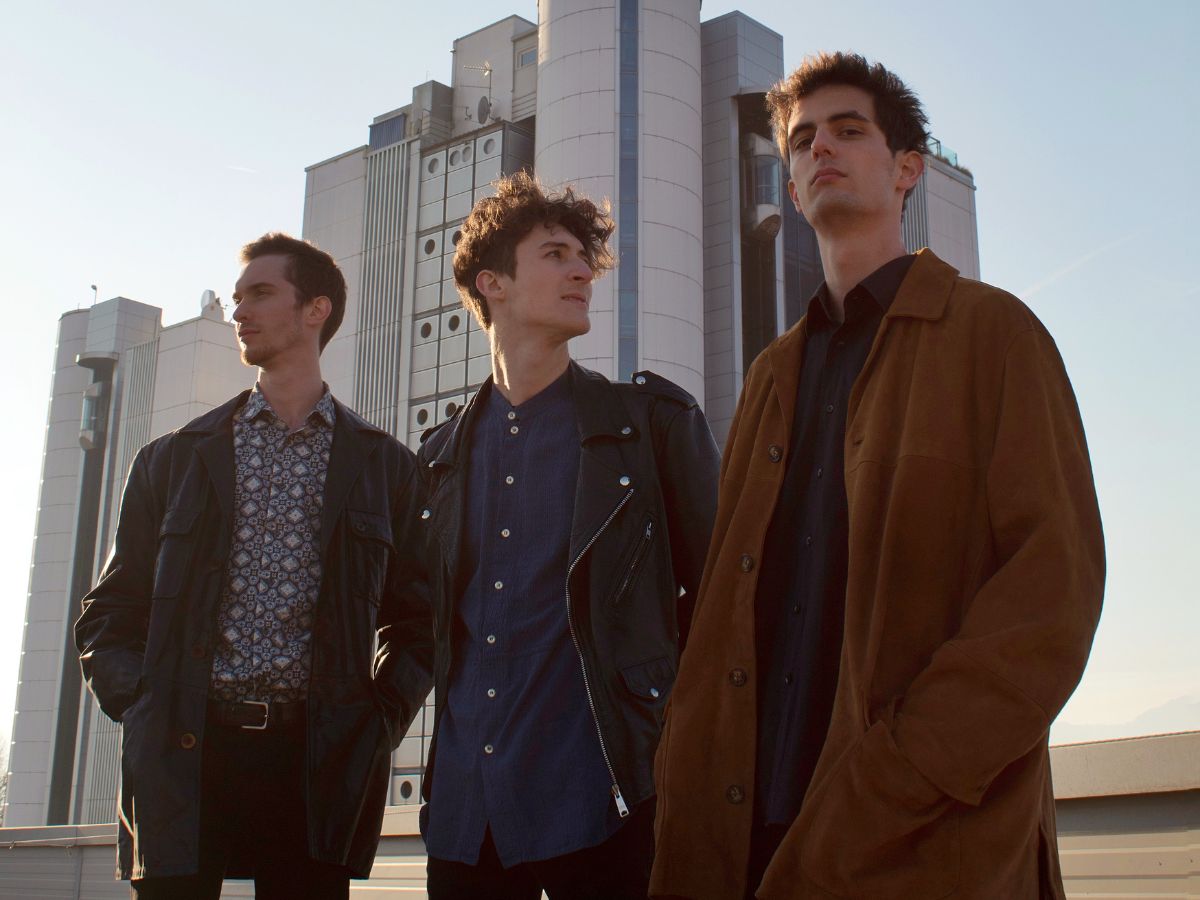 Hãy kiểm tra kỹ chất lượng vải và các chi tiết thật kỹ trước khi mua hàng